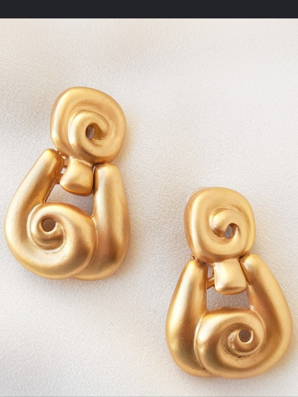 Anne Klein Matte 1990's Gold Sculptural Clip-On Earrings 🫰🏾💫(signed)